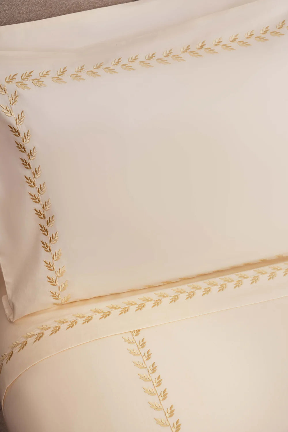 Goldi bed sheet set