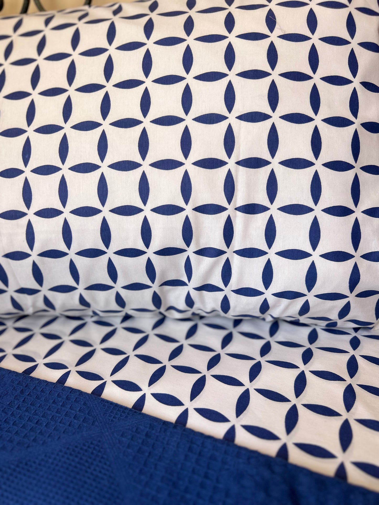 Blue square printed bed sheet set