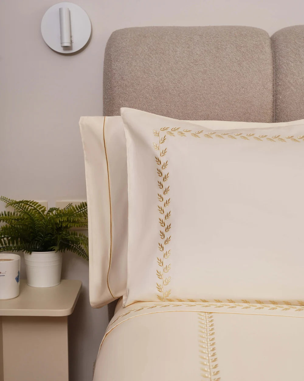 Goldi bed sheet set