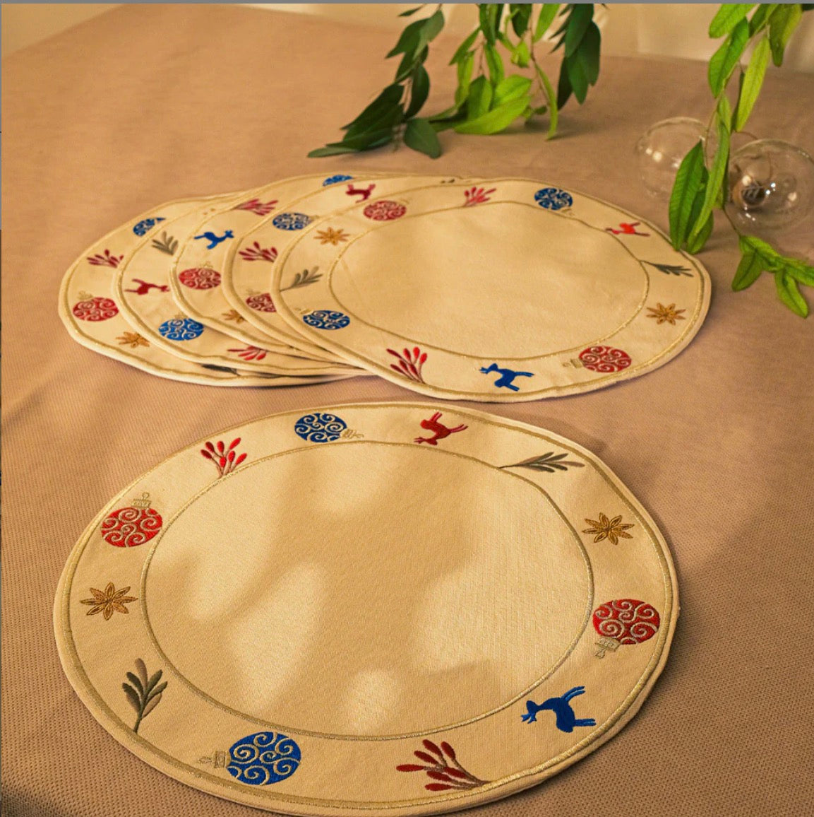 Festive ornaments placemats set
