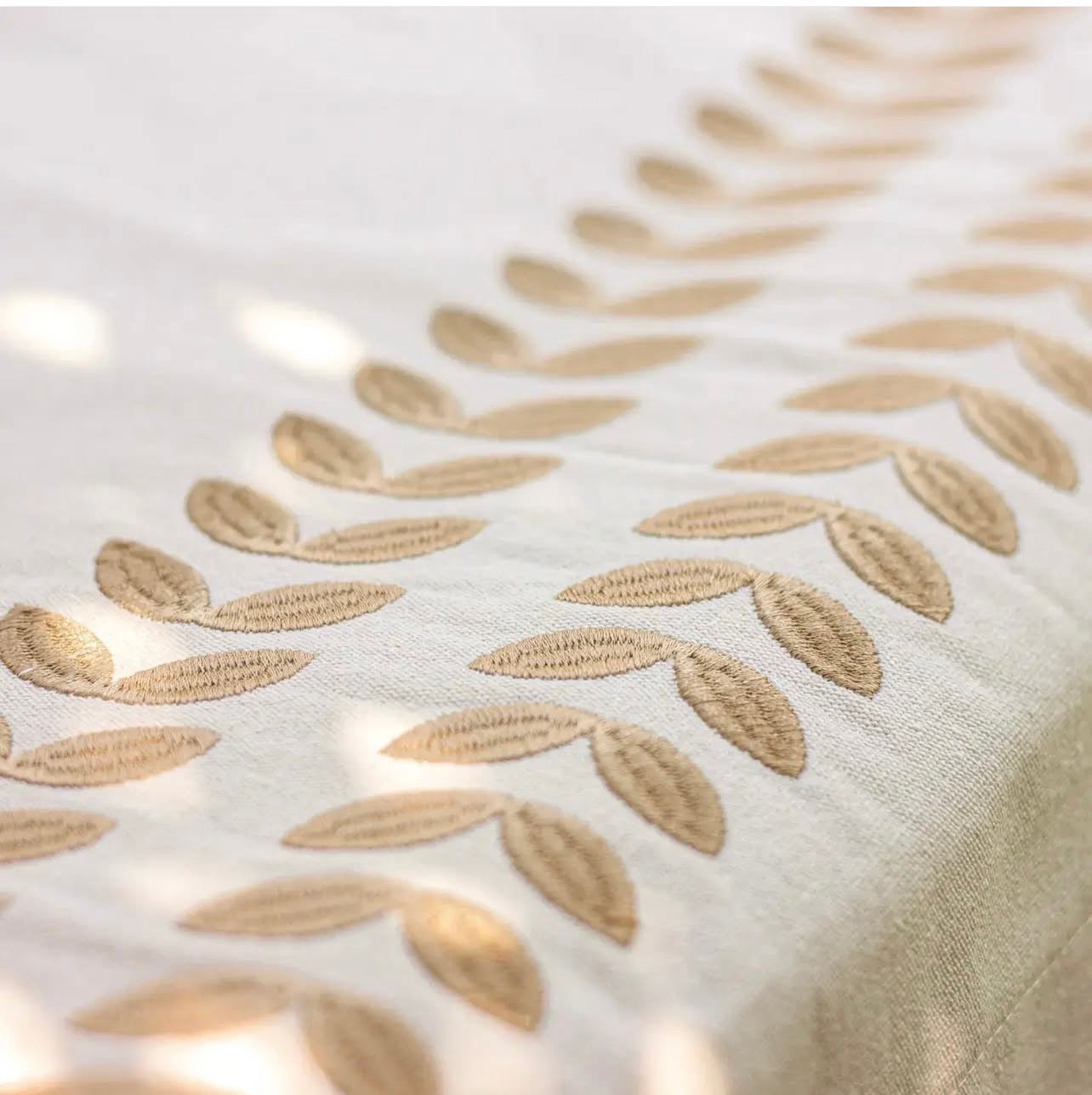 Circular leaves table runner
