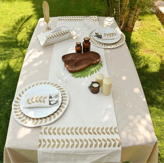 Circular leaves table runner