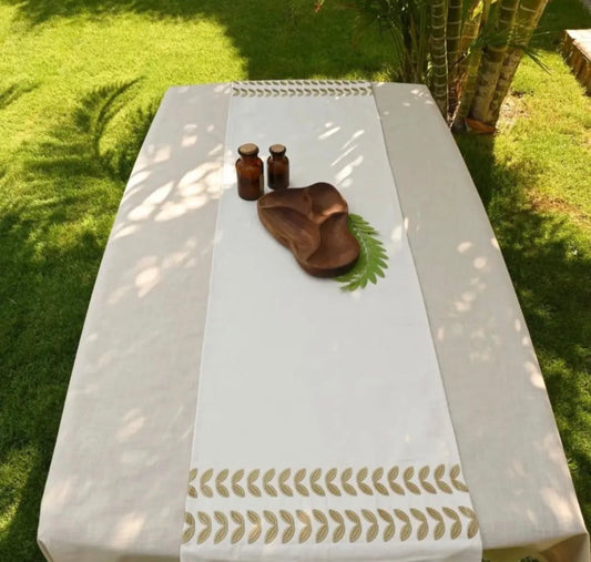 Circular leaves table runner